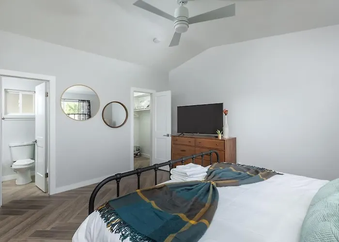 Sunhaven - Private Heated Pool - Walk To Old Town Holiday home *